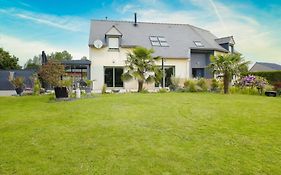 Beautiful House With Terrace And Garden